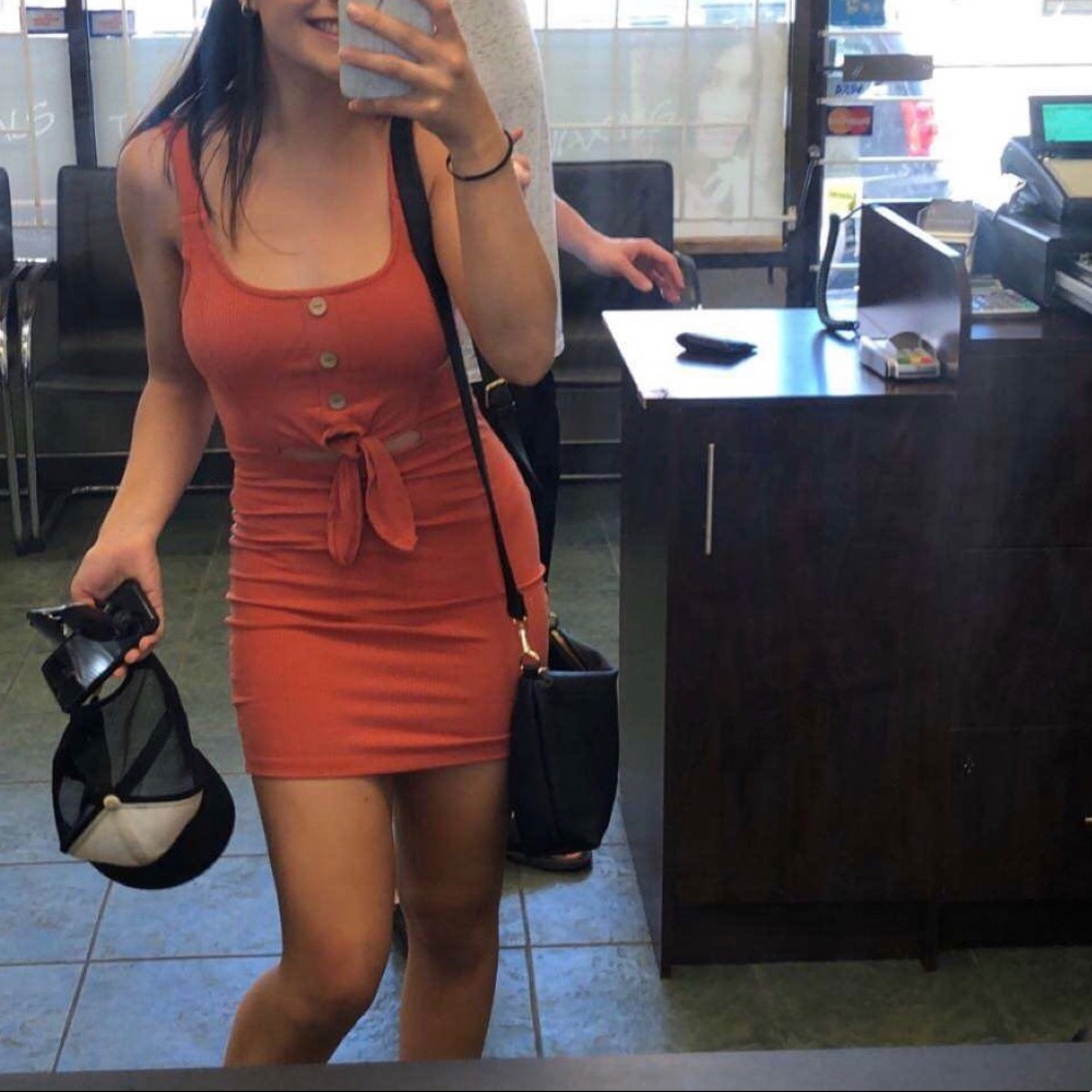 Dresses - Picture 2 of 4